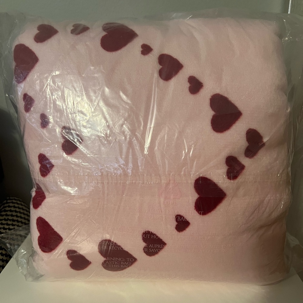 (NWT) Victoria's Secret Pink and Red Heart Throw Blanket